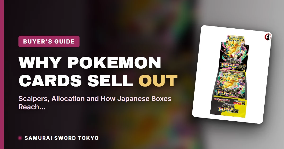 Boîtes de boosters Pokémon japonaises scellées sur une étagère, illustrant pourquoi les boîtes de cartes Pokémon se vendent rapidement
