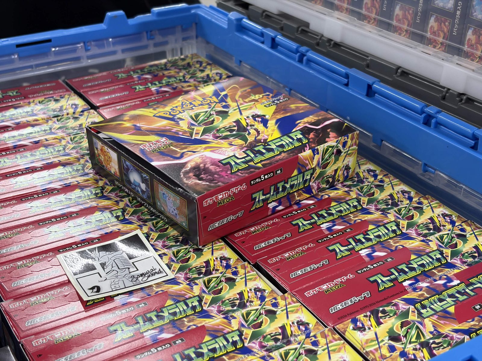 Booster Boxen ohne Folie in einer Kiste gelagert — matter Karton, Boxen verschlossen